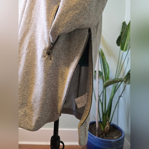 Gently Worn Yest Grey Sweater Pockets size 8 - Picture 6 of 9